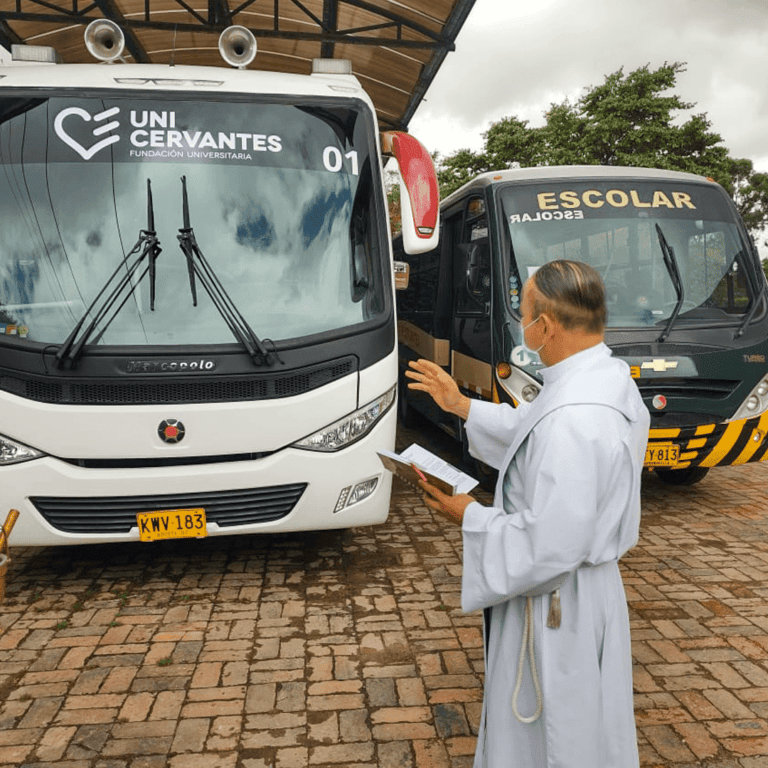 padre bendiciendo (1)