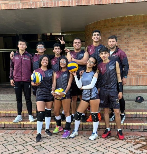 Estudiantes de Unicervantes celebrando logros deportivos en fútbol, vóleibol y tenis