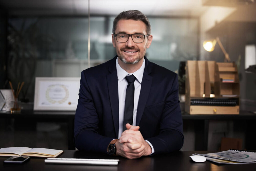 Profesional del Derecho trabajando en un despacho jurídico.